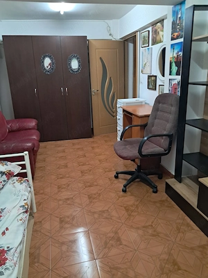 Închiriez camera demisol