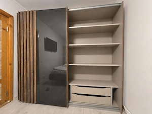 Vand dulap spatios in stare perfecta