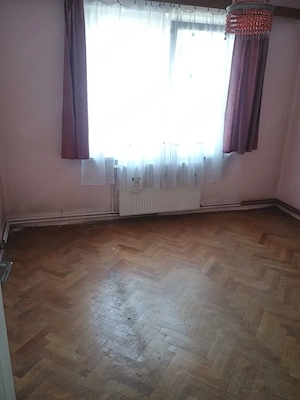 Vând apartament cu trei camere 