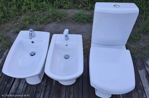 Vas toaleta complet, două bideuri complete 
