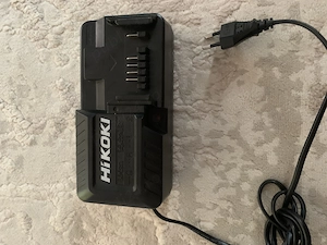 Vând acumulator cu stație pentru încărcare Hikoki