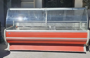 Vitrina mezeluri geam curbat