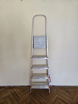 Scară aluminiu cu 5 trepte (4 trepte + platformă), înălțime  160 cm   Stare foarte bună
