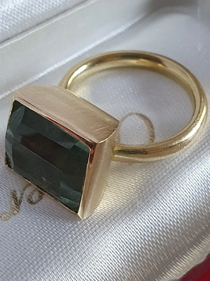 Inel unicat goldsmith arhitectural minimalist aur solid 18k cu smarald natural urias 8ct