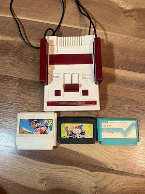 Nintendo Family Computer (Famicom) HVC-001 + 3 jocuri | Testată și funcțională