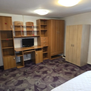 Proprietar inchiriez apartament o camera.