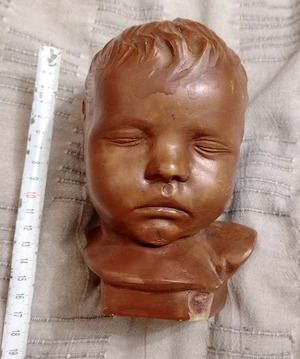 Bust de bebelus adormit teracota gips patinat 17 cm. foarte greu