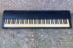 Yamaha P-70 pian digital