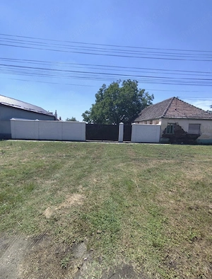 vand casa 1400 de metri patrati in Calugareni 12 km de Arad