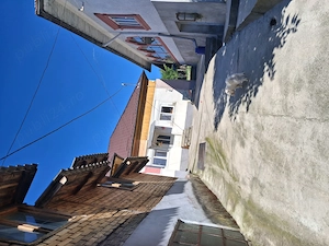 Vând casă  comuna Pucheni Dimbovita 5 camere  2 bai,  apa  rețea,  fose,  zonă liniștit, munte,  de 