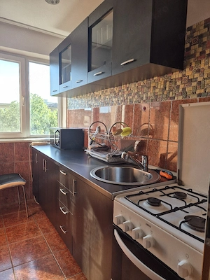 Inchiriez apartament cu 3 camere utilat si mobilat in zona Dacia