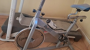 Bicicletă și bandă pentru sală de sport .