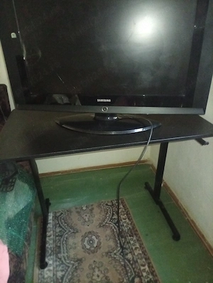 Televizor Samsung cu display spart , funcționează , fără telecomandă , diagonală 81 . Preț 100 lei .
