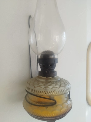 Vând lampă veche cu petrol, de perete, în stare bună de conservare. Este echipată cu arzător origina