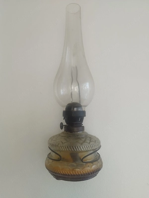 Vând lampă veche cu petrol, de perete, în stare bună de conservare. Este echipată cu arzător origina