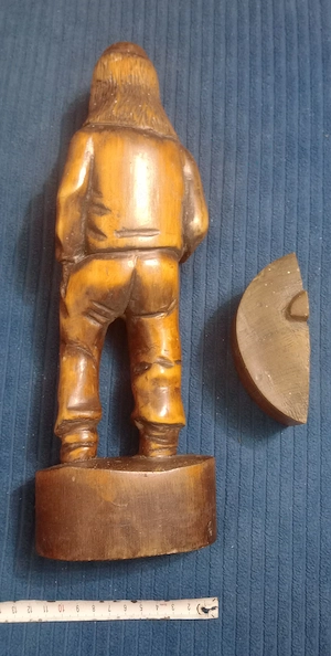Statueta lemn sculptat Mos cu halba de bere - soclu rupt 35 cm.