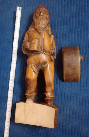 Statueta lemn sculptat Mos cu halba de bere - soclu rupt 35 cm.