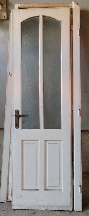 Vând ușa interior din lemn.