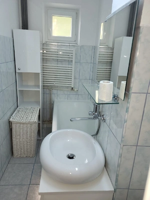 proprietar închiriez apartament cu trei camere semidecomandat in Bacău 