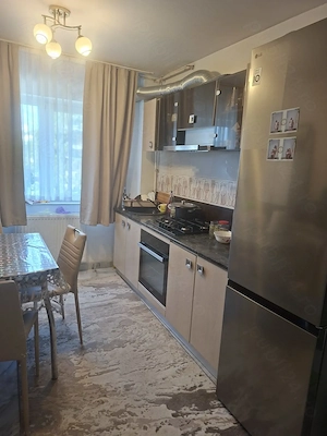 Apartament cu 3 camere..Semidecomandat..