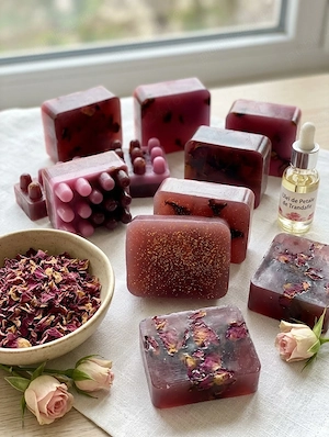   Răsfăț Natural: Săpunuri Transparente cu Flori și Lumânări cu Arome Delicioase