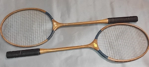 - pt. colectionari - panoplie etc 2 buc. PALETE RACHETE PT. BADMINTON. din lemn CHINEZESTI PIONEER. 