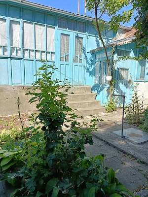 Casă bătrânească + teren 200 mp   25.000 Euro