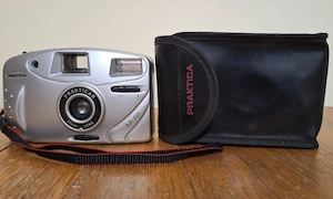 Aparat foto compact PRAKTICA M-10, cu film negativ.