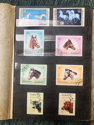Klasor vechi de timbre din vremea Comunistă 