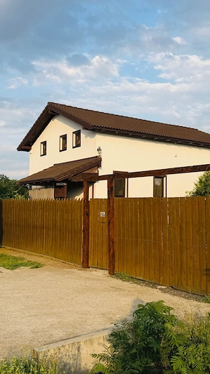 Vând casă modernă(An 2019) Curte uriașă 1267 mp cu facilități deosebite 220000 E