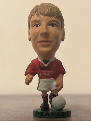 Figurină originală Corinthian Headliners Stuart Pearce PL32 (1995)   Nottingham Forest