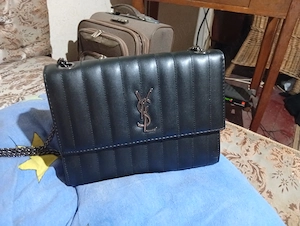 Vând geanta Yves Saint Laurent medie 