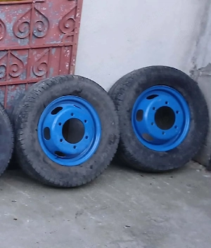 Vând roți de iveco  ,cu dimensiunile de  :16 cm gaura cealaltă, si 10 cm din mijlocul prezonului 