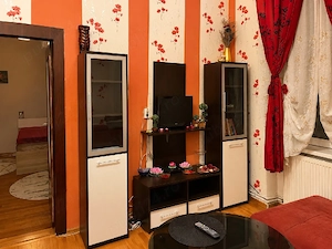 Închiriez casa 2 camere +loc parcare+ beci.