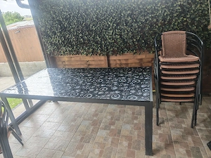 masa cu 12 scaune. pentru exterior.