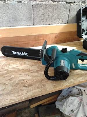 Vând drujbă electrica Makita