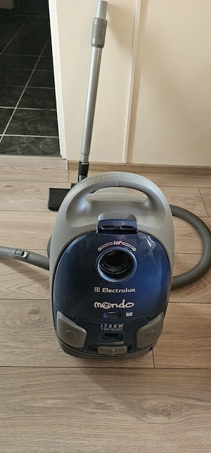 Vând aspirator  