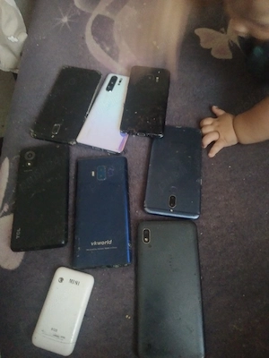 Vând lot de 8 telefoane defecte pentru piese sau reparații. Mărci: Samsung, Redmi, TCL, VKworld și a