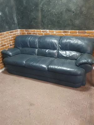 Acum vând mobilier   , o canapea cu doua fotolii din piele și un dormitor ,