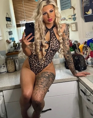 !Nicole blonda rafinata pentru domni distinsi