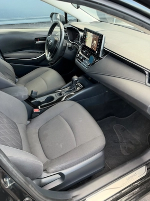 Toyota Corolla hibrid 2022 decembrie  - imagine 10