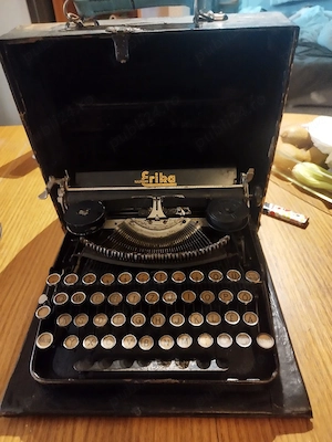 Mașină de scris vintage Naumann Erika   model de colecție