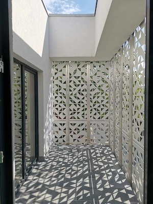 Casa individuala in oras. Concept deosebit. Carport.  - imagine 6