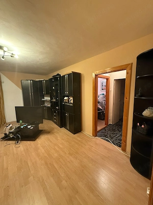 Închiriez apartament cu 3 camere - imagine 2
