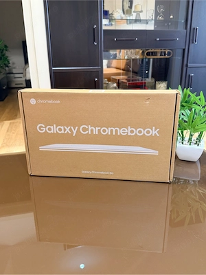 Samsung Galaxy Chromebook Go (Nou Sigilat) - Ecran 14" HD, Silver, Ideal pentru Școală Office