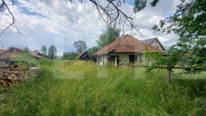 Proprietate cu potențial: 860 mp teren intravilan, casă și anexă, Ghidfalău
