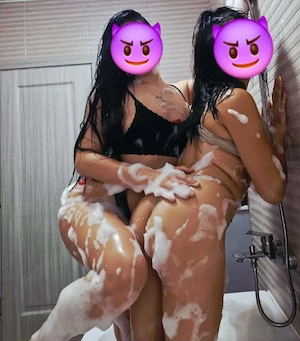 Două brunete seducătoare 