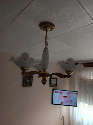 Vând lustră cu trei brațe și cu abajururi din sticla mată albă 
