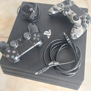 Vând consolă Sony PlayStation 4 Pro de 1 Terra + o manetă BONUS [poză reală]