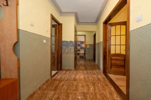 Apartament cu 3 camere, două băi, 77 mp